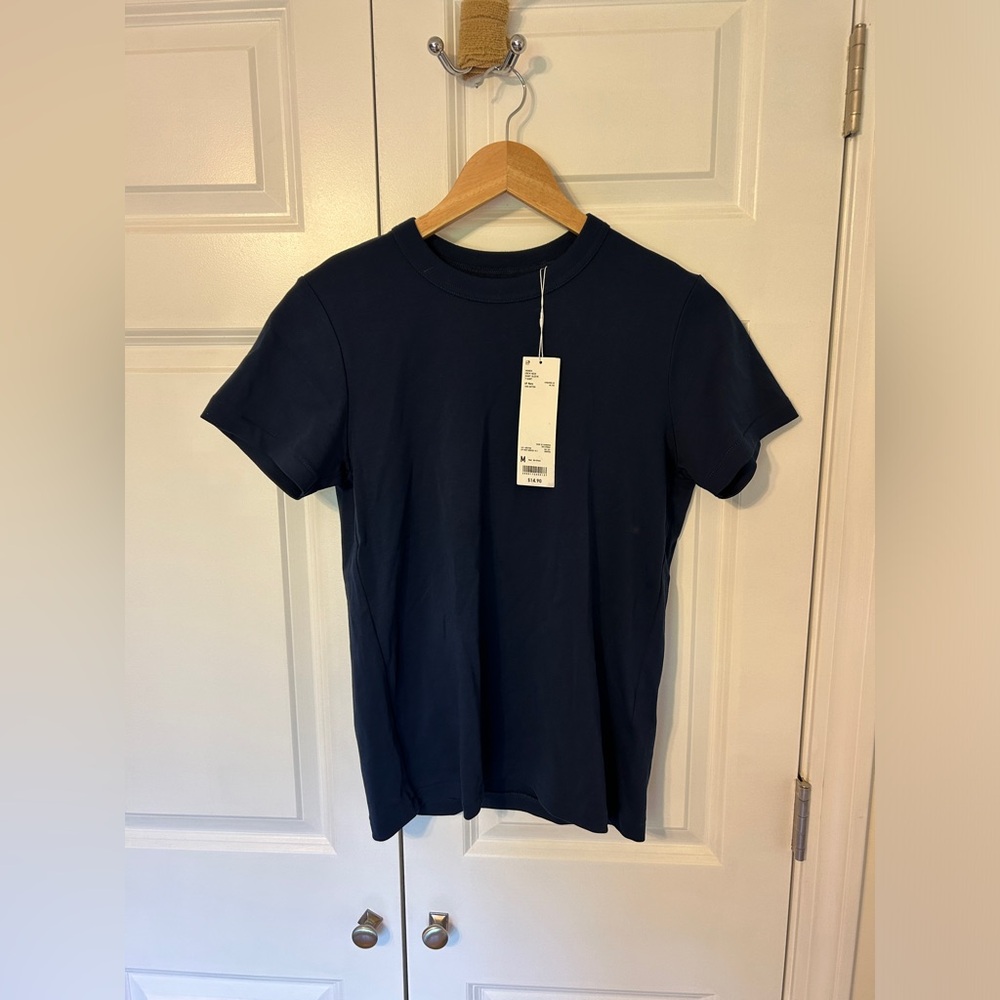 Navy crewneck Uniqlo t shirt, size small, NWT